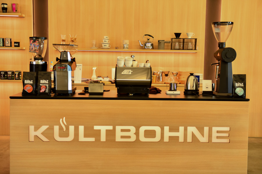 Verkaufstresen in der Kultbohne mit verschiedenen Kaffeemaschinen.