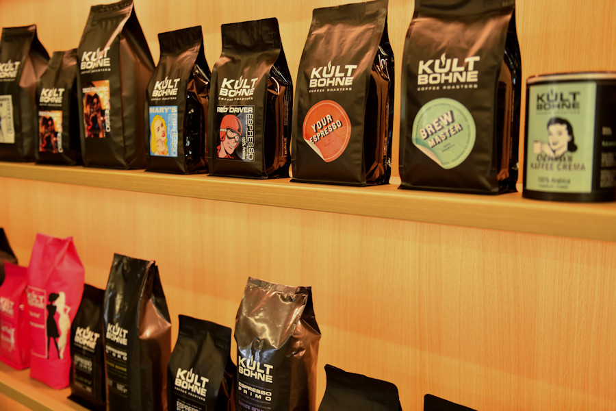 Ausstellung verschiedener Kaffeesorten im Beutel.