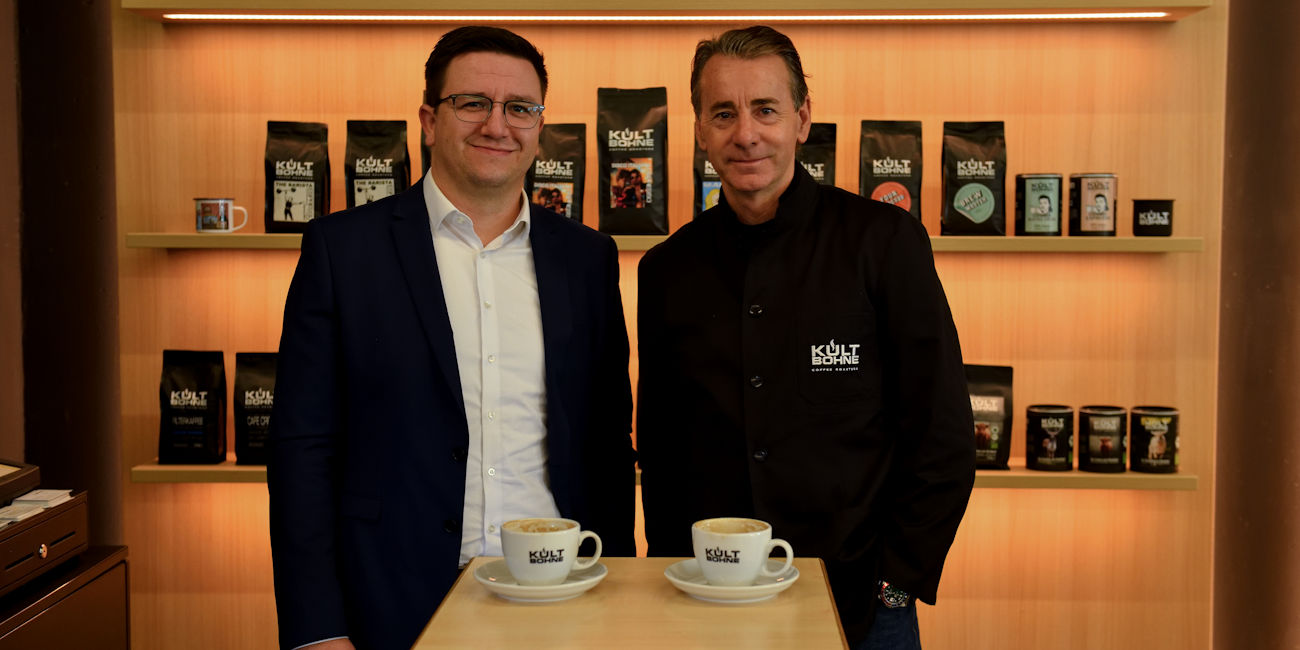 Private Banking Berater Julian Bachert und Richard Stetter bei einer Tasse Kaffee.