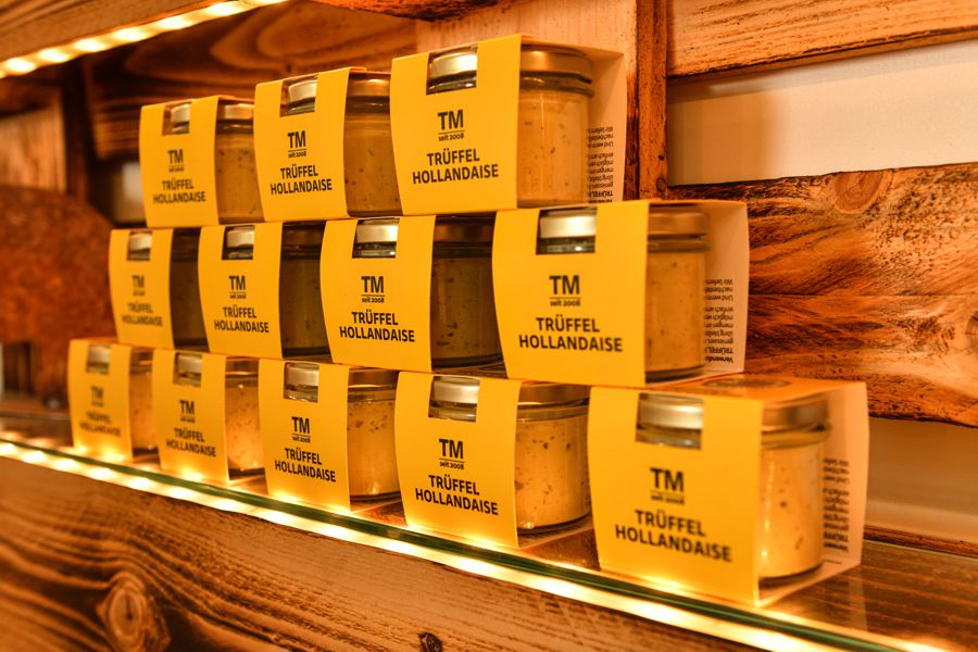 Ausstellung von Trüffel Hollandaise in Schraubgläsern.