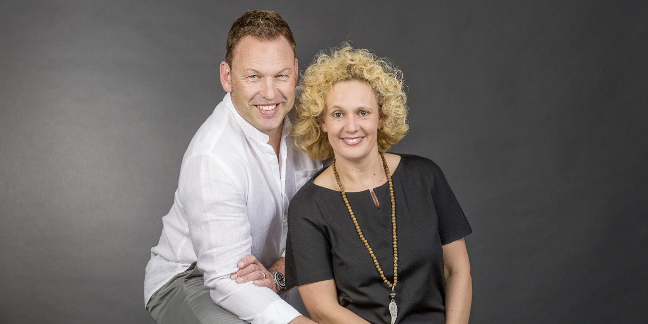 Ehepaar Walter lächelt gemeinsam in die Kamera.