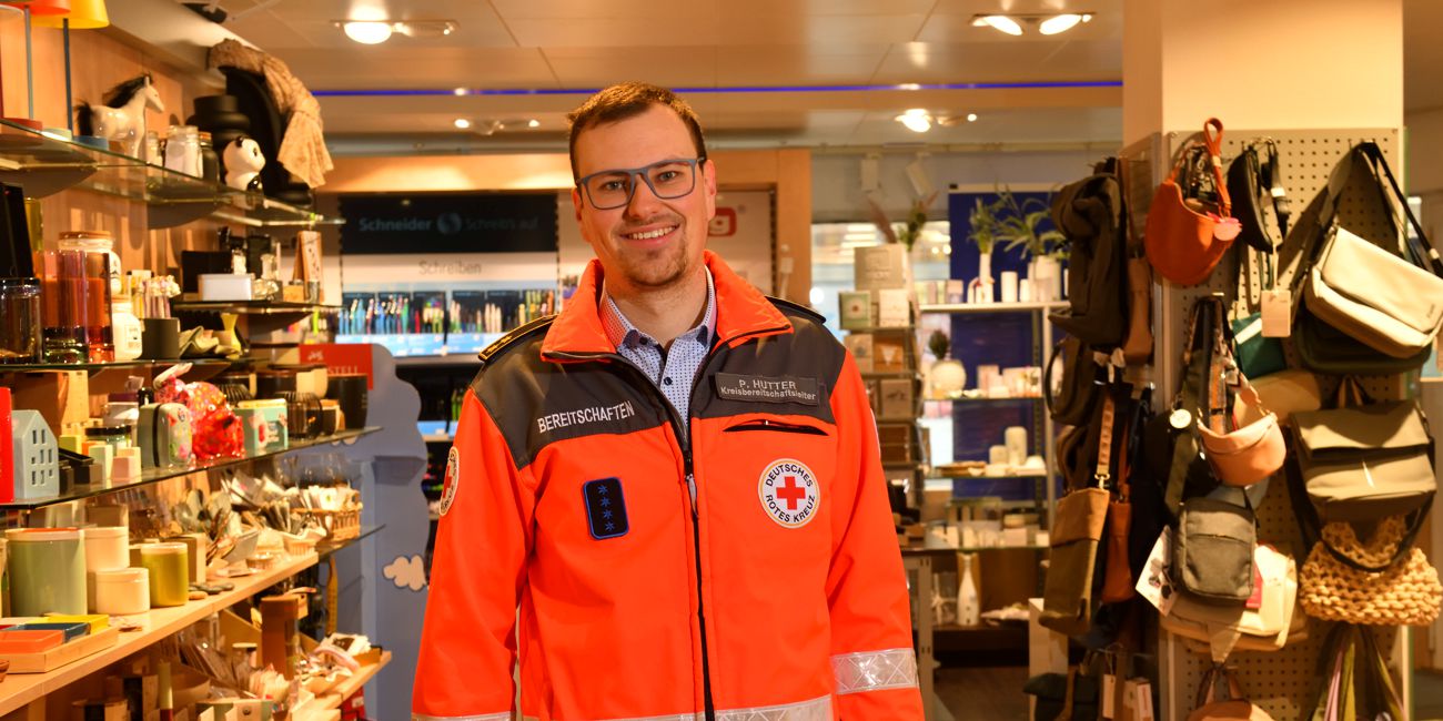 Philipp Hutter in seiner Uniform des Roten Kreuzes in seinem Ladengeschäft. 