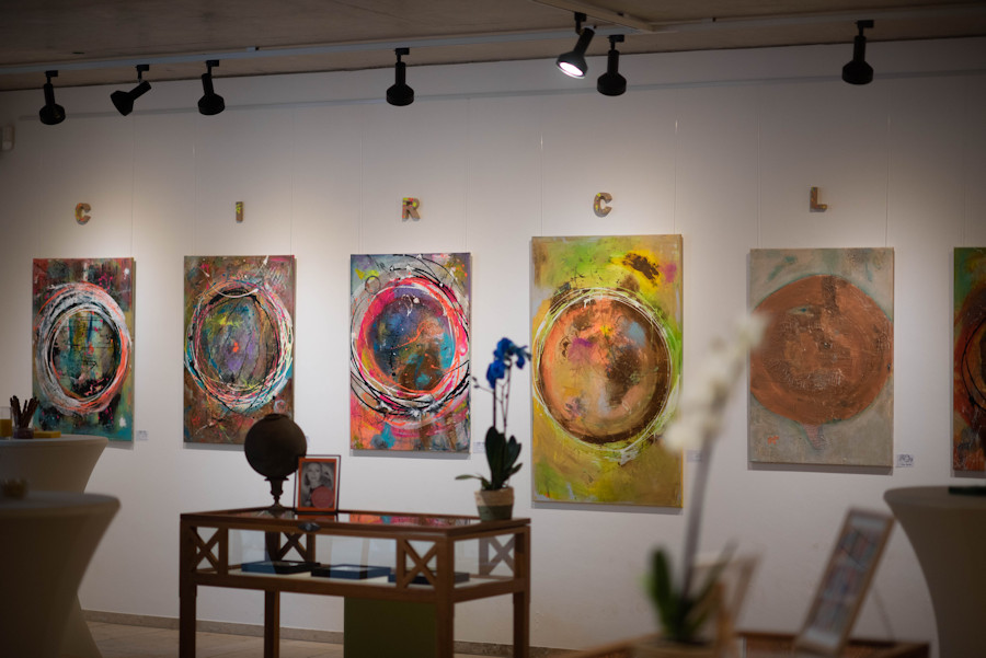 Ausstellung mehrerer Kunstwerke Circles of Life.