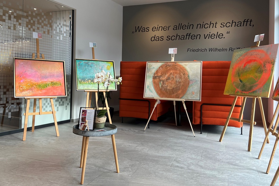 Kunstwerke der Künstlerin Stefanie Rau in einer Ausstellung im Rahmen der Veranstaltung „Investieren mit Köpfchen“ des PlatinumBanking.