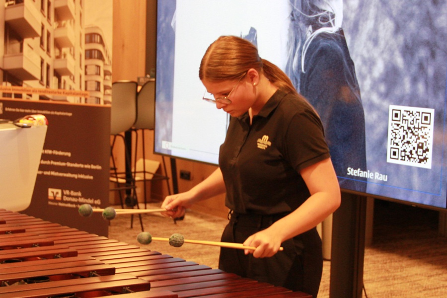 Schülerin Anna von der Musikschule Mindeltal spielt Marimba und sorgt für musikalische Highlights beim PlatinumBanking-Abend.
